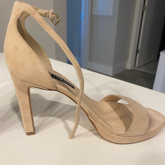 Nine West cream faux suede straps heels size 9M - Picture 6 of 7